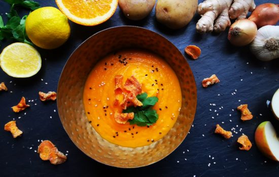 Karotten-Orangen-Ingwer-Cremesuppe mit Karottenchips