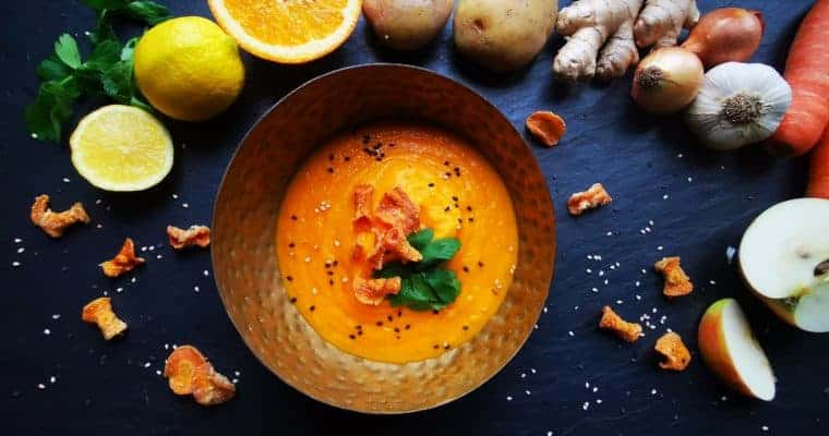 Karotten-Orangen-Ingwer-Cremesuppe mit Karottenchips