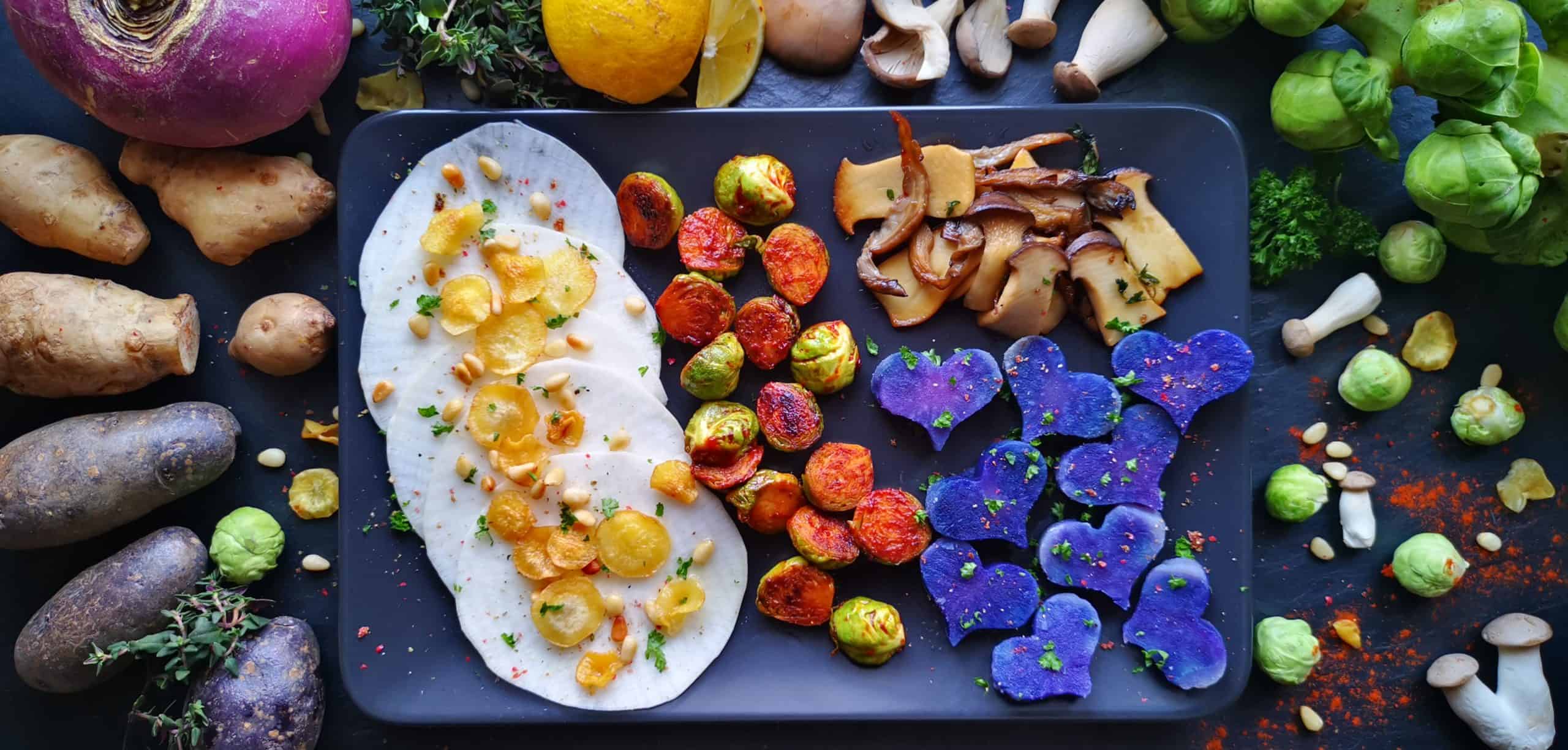 Blaue Kartoffelherzen mit Rosenkohl, Pilzragout, Räbencarpaccio und Topinamburchips